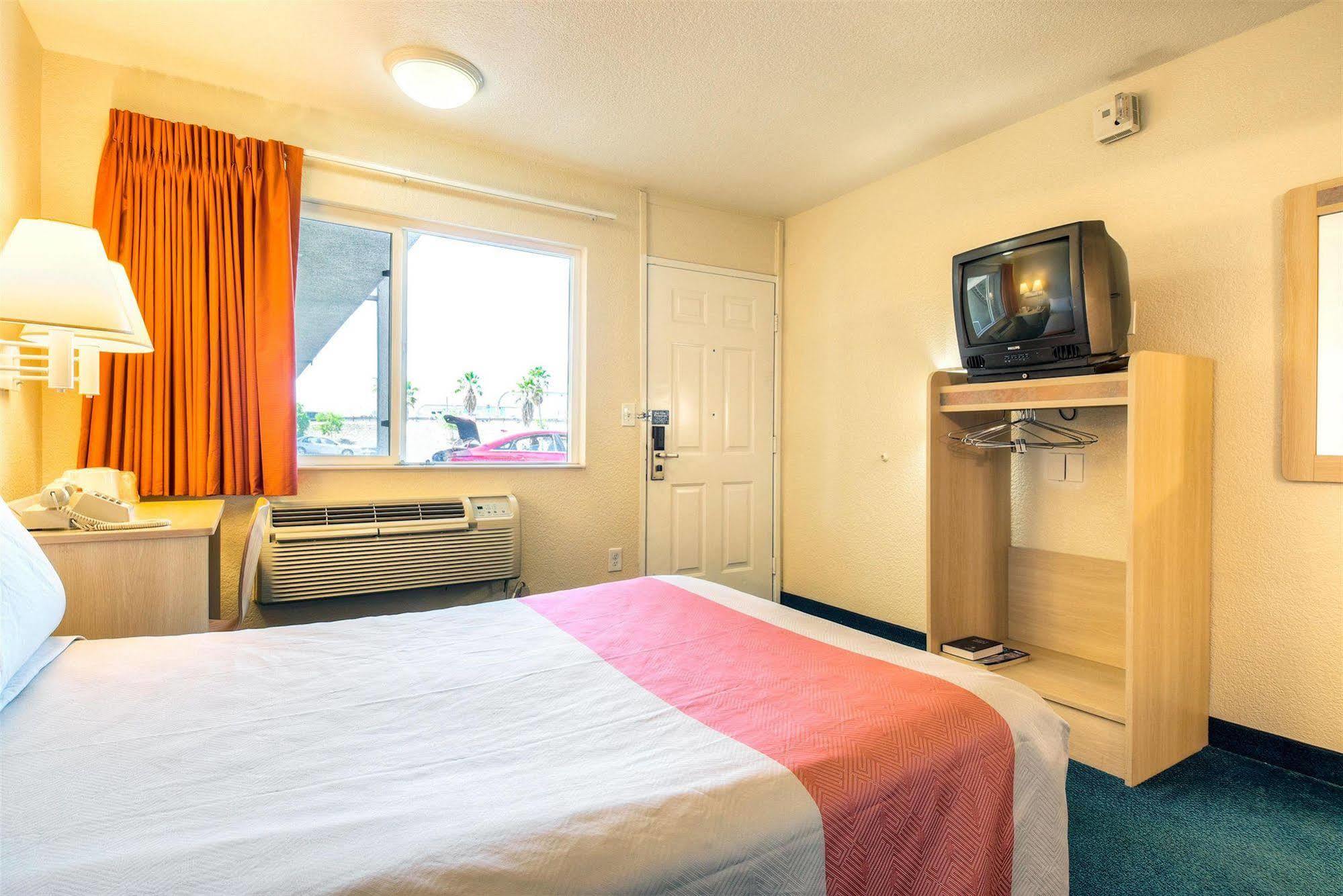 Motel 6-Fontana, Ca Buitenkant foto